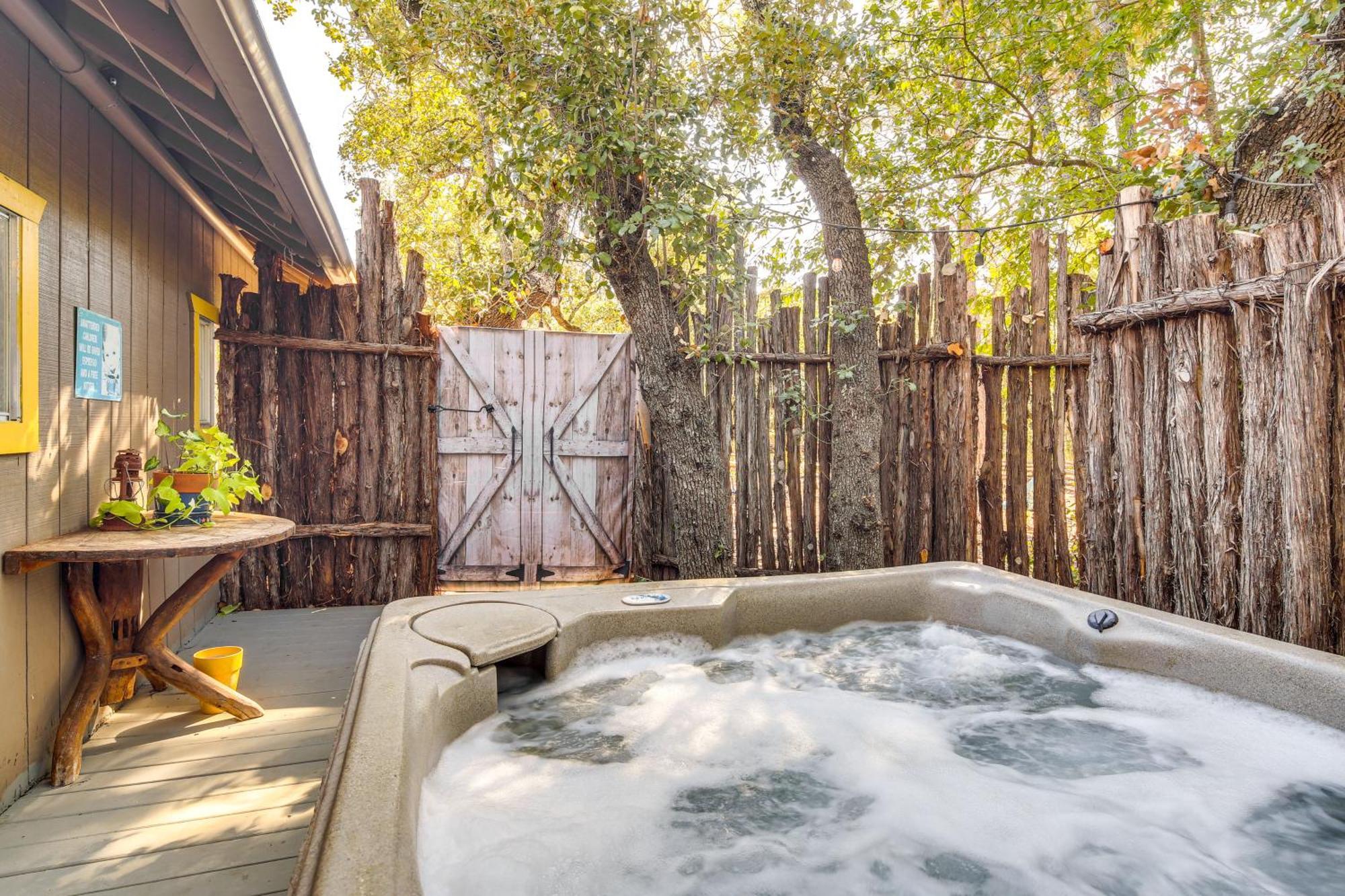 Pet-Friendly Wimberley Cabin With Fire Pit And Hot Tub Buitenkant foto